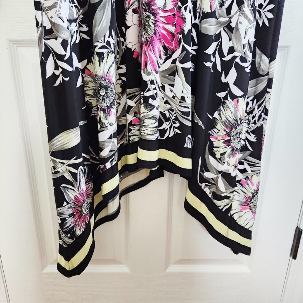Faux-Wrap Midi Dress Black Floral
SIZE 1X *Excellent Condition* - Picture 13 of 16